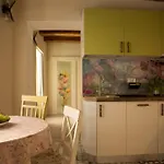 Seek And Hide - Little Julia's Hideaway Apartment *