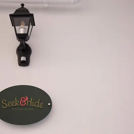 Seek And Hide - Little Julia's Hideaway * בראשוב