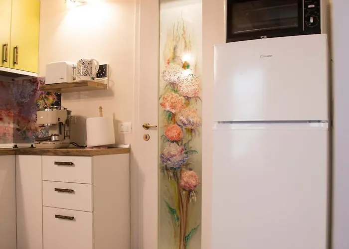 Apartment Seek And Hide - Little Julia's Hideaway