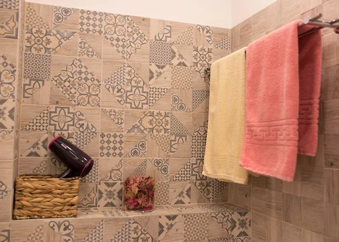 Seek And Hide - Little Julia's Hideaway *